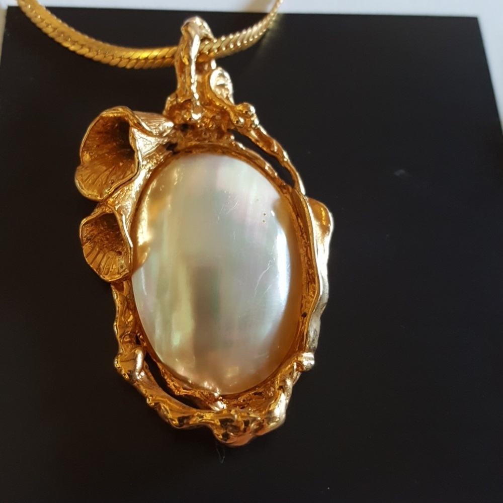 UNIQUE VIntage gold shell pendant