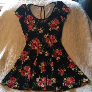 Super cute floral babydoll style dress!