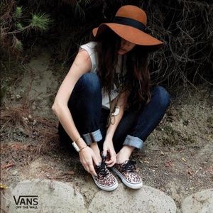 VANS Wide Brim Hat in Camel