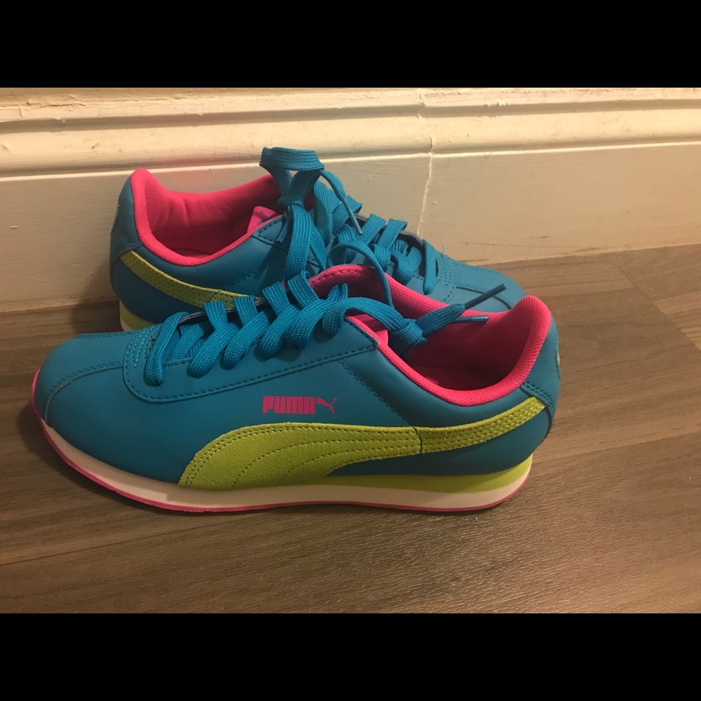 Women’s puma sneakers