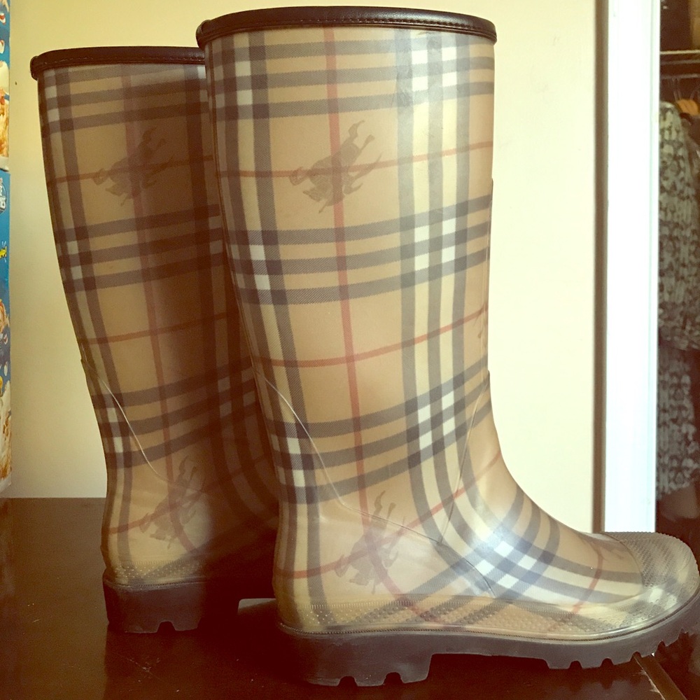 Burberry rainboots!! These are worn but be more 🔥