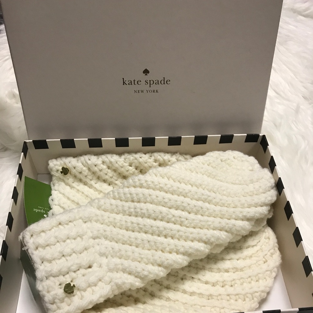 ♠️ Kate Spade beanie and mittens set