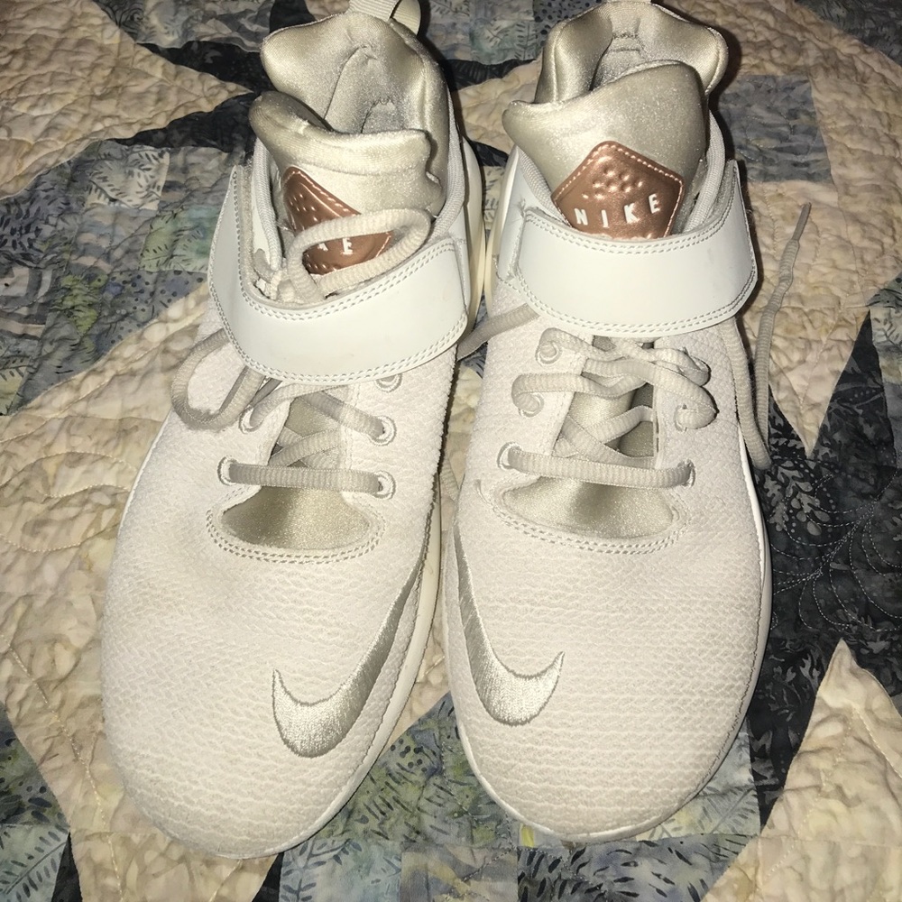 Basketball shoes