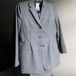 Harve' Bernard Pant Suit