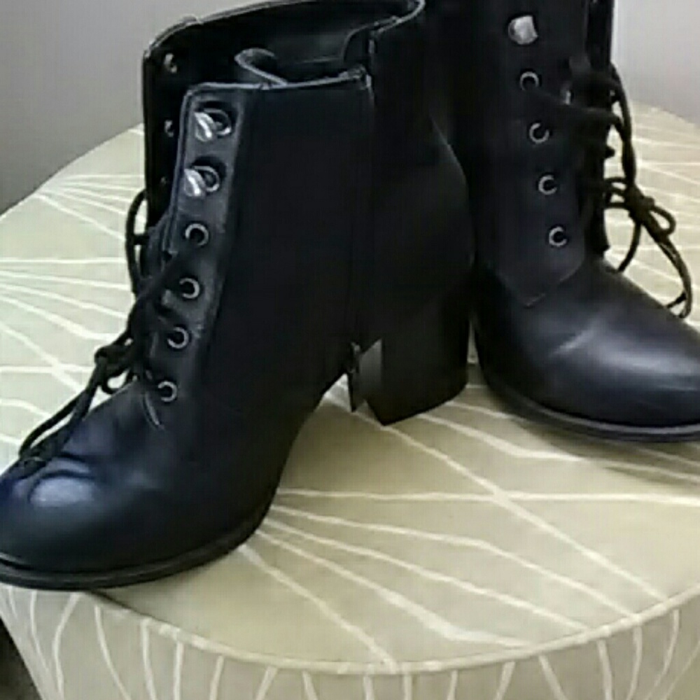 Worn once black sheak boots