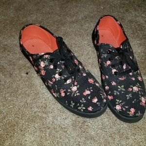 Flower pattern shoes