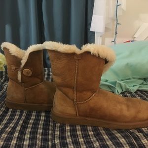 Gently used Bailey Button Uggs size 9