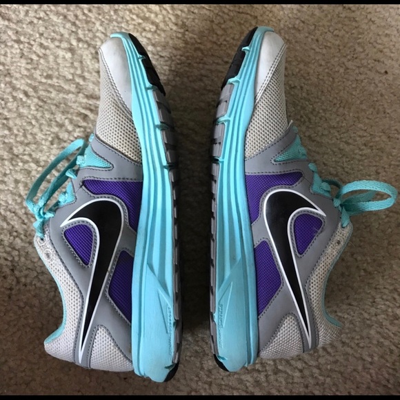 Nike Tennis Shoes EUC - Picture 1 of 2