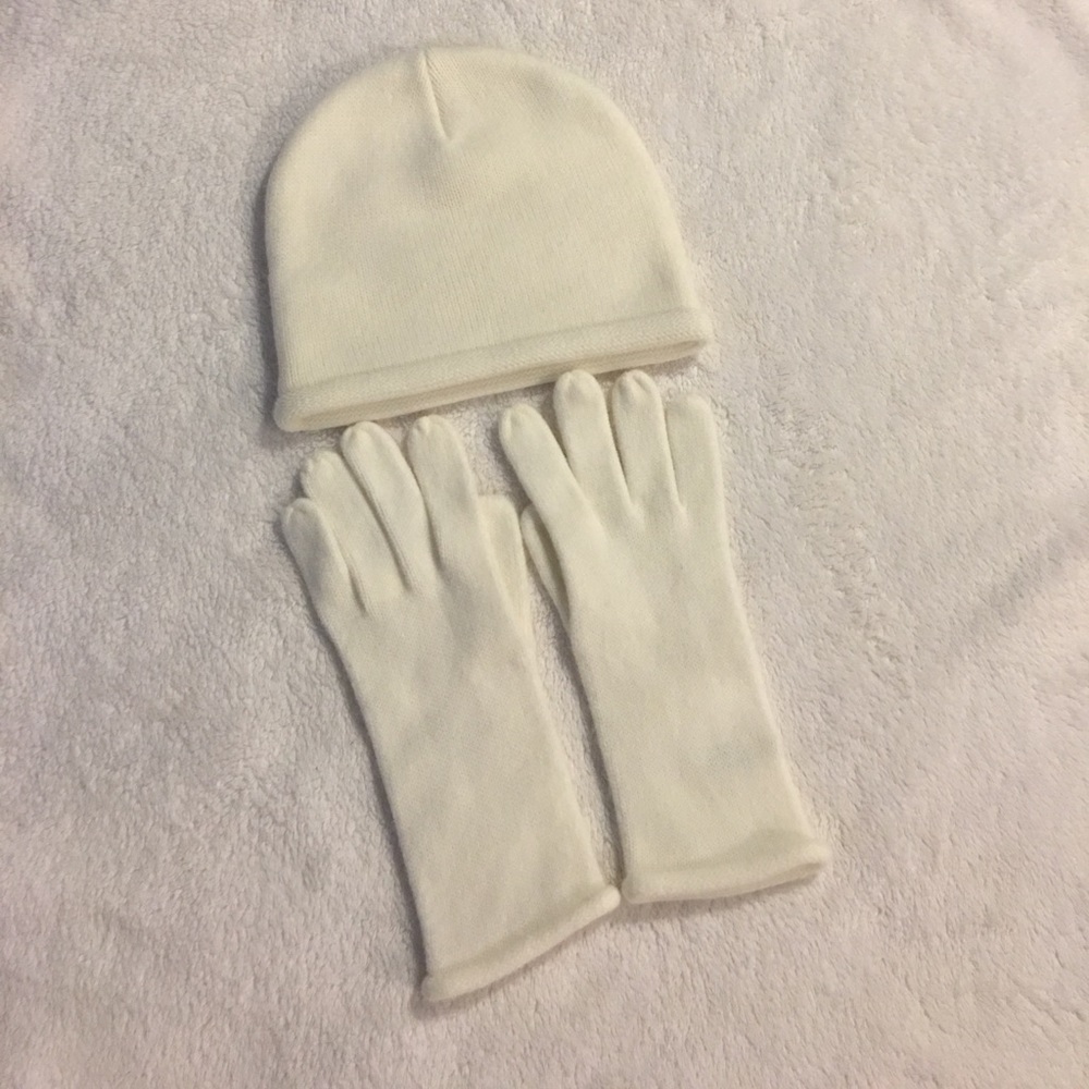 ❎SOLD❎👩🏼St. John's Bay Hat and Mitten Set.