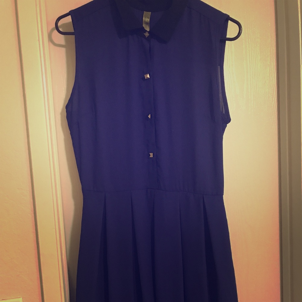Blue sleeveless dress with black collar, buttons