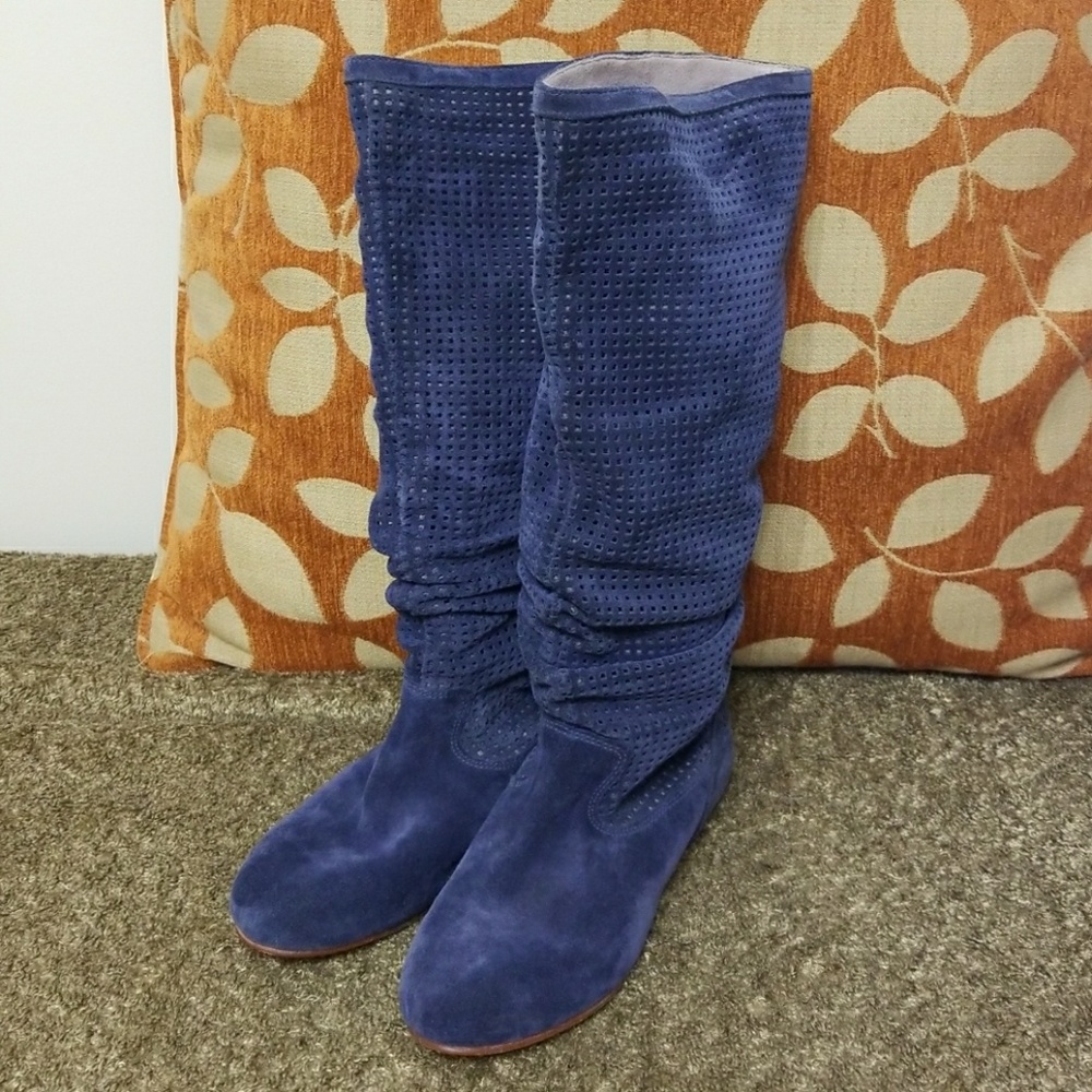 Ugg Abilene size 6 navy scrunch boot
