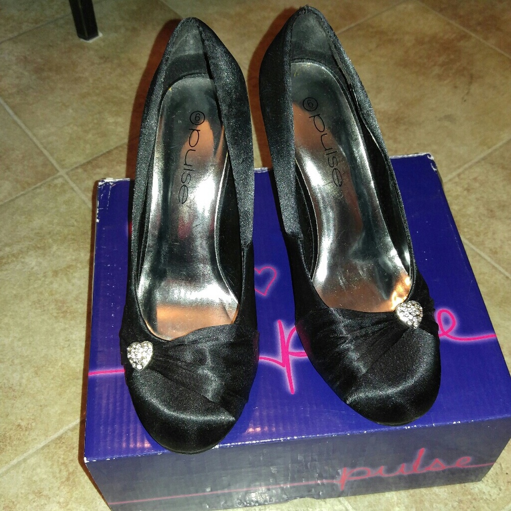 Black Pumps