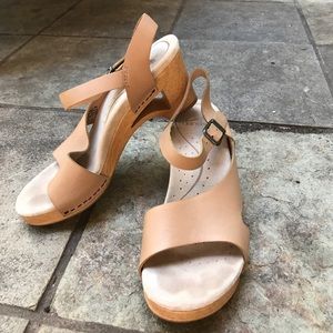 Dansko Tasha nude sandals sz 38