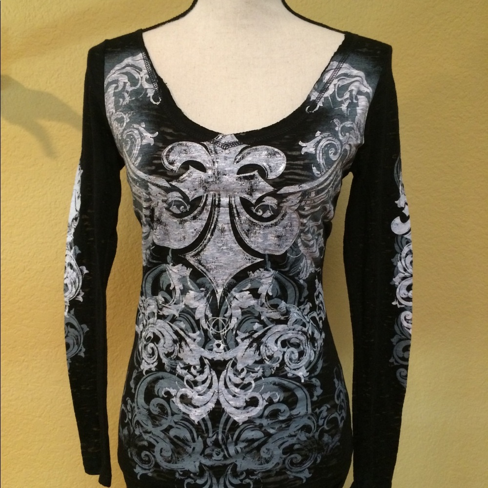 Hot print black tee, new with tags