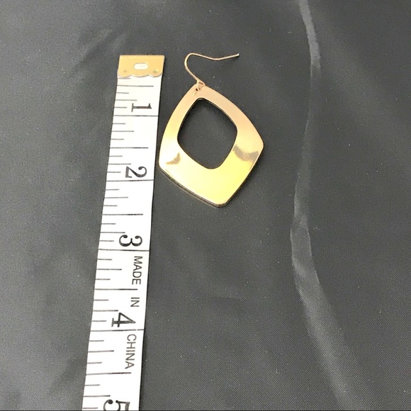 Rounded diamond shaped gold colored earrings - Picture 3 of 7