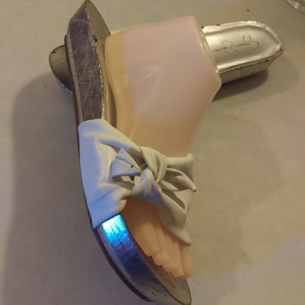 Jessica Simpson 11B (M) cracked silver and white