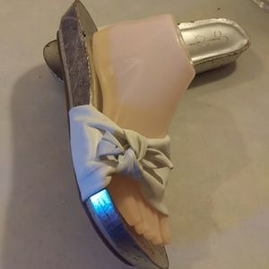 Jessica Simpson 11B (M) cracked silver and white