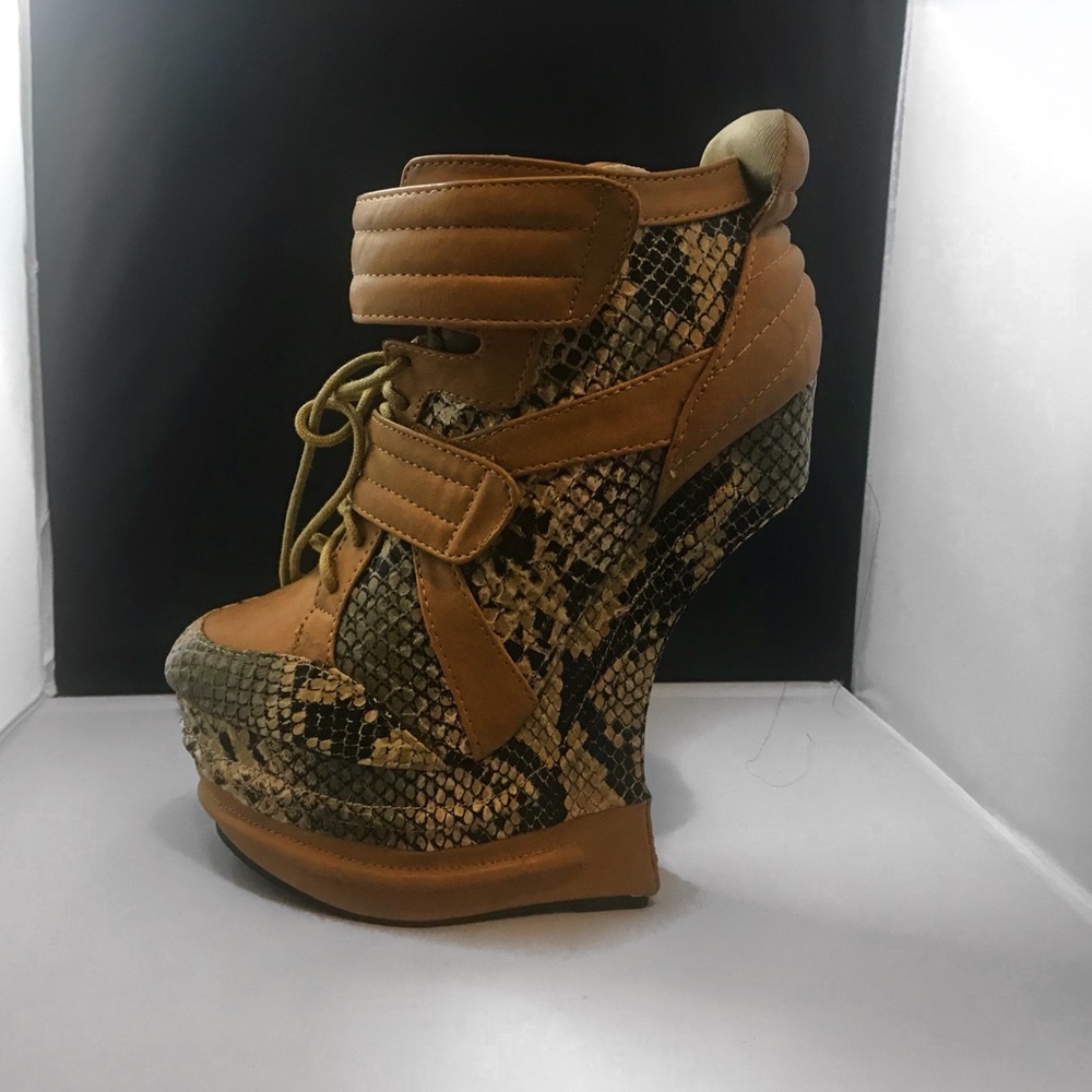 Snake skin gravity platform heel