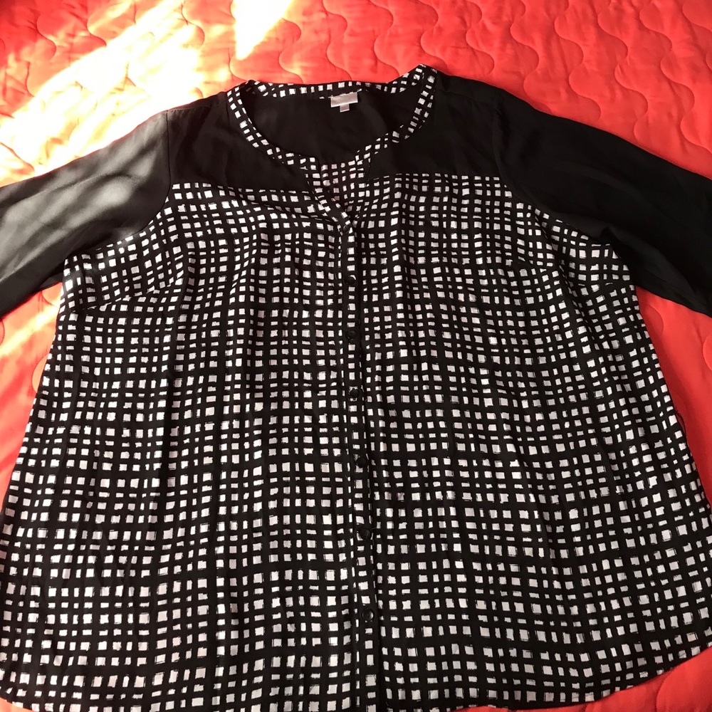 NWT AVENUE black with white blouse