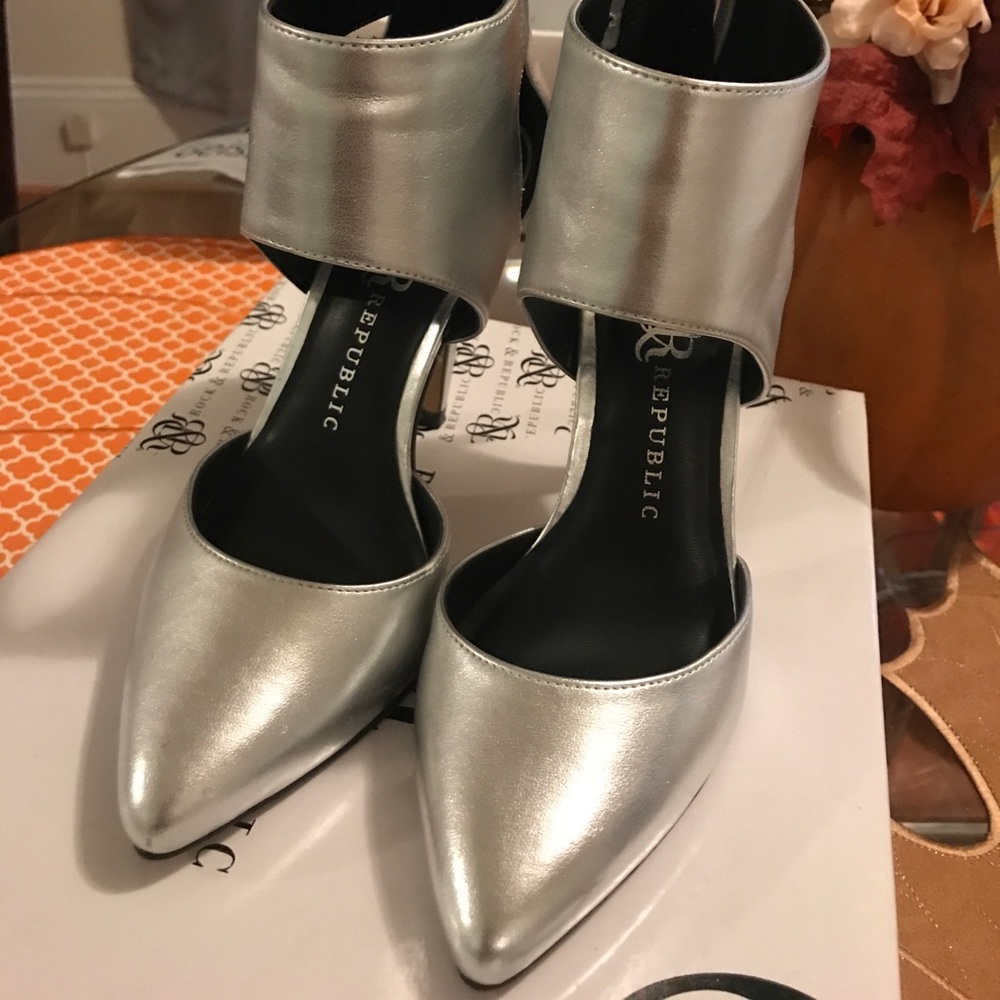 Silver pumps