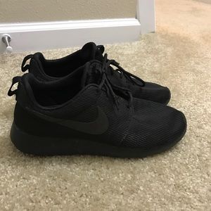 Black Nike Roshe