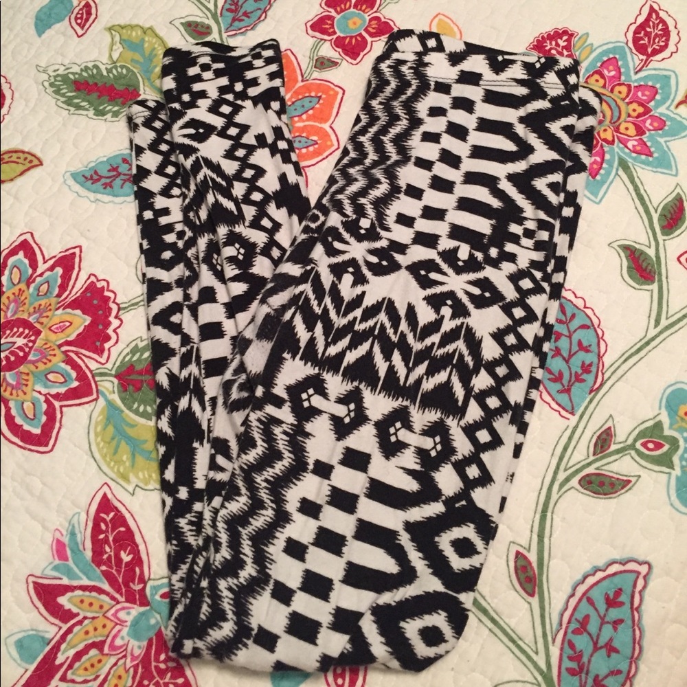 Black and White Tribal Pattern Leggings