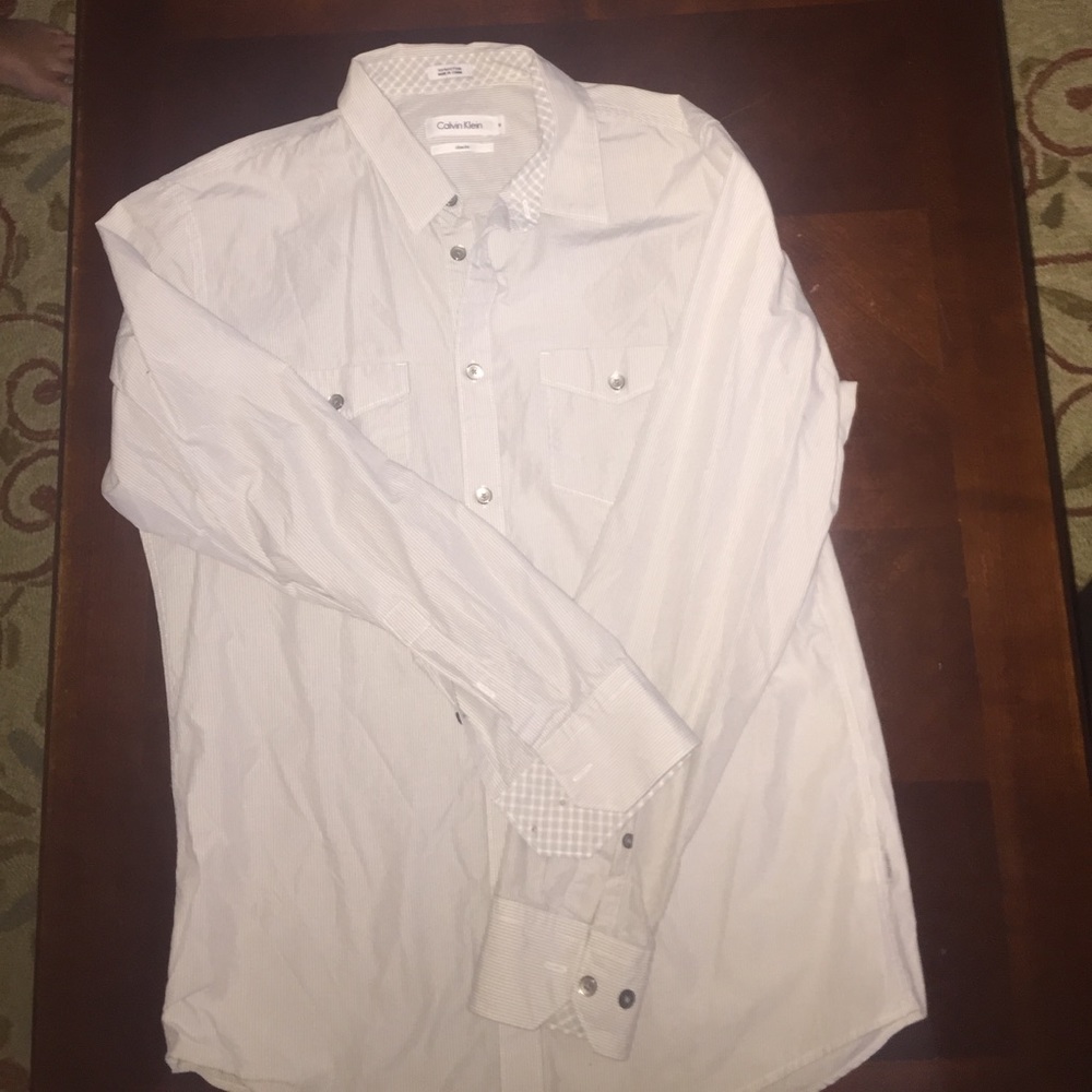 Men's long sleeved button up shirt