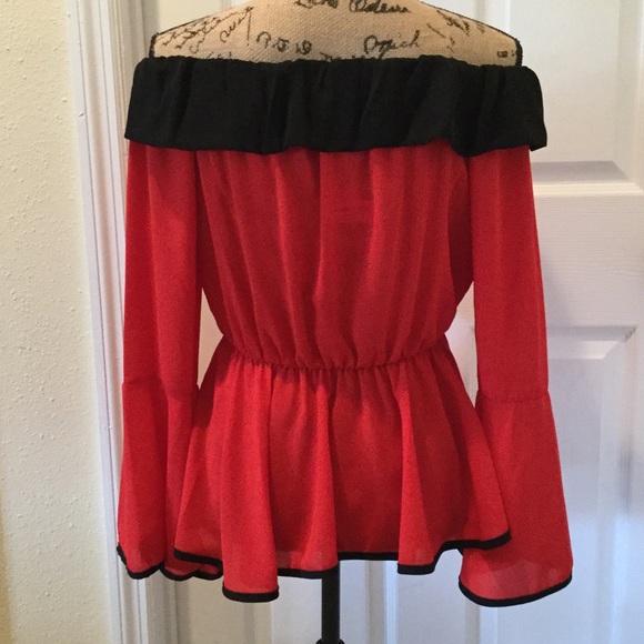 SALE💥NEW Boutique Off Shoulder Blouse one left ❣️ - Picture 5 of 6