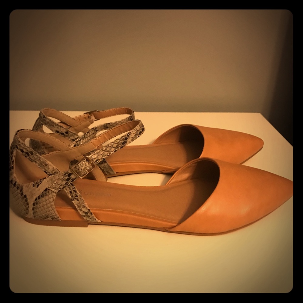 Flat shoes with cut out details NWOT
