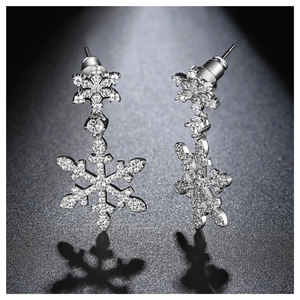 Swarovski Crystals Pave Set Snowflake Earring - Picture 3 of 4
