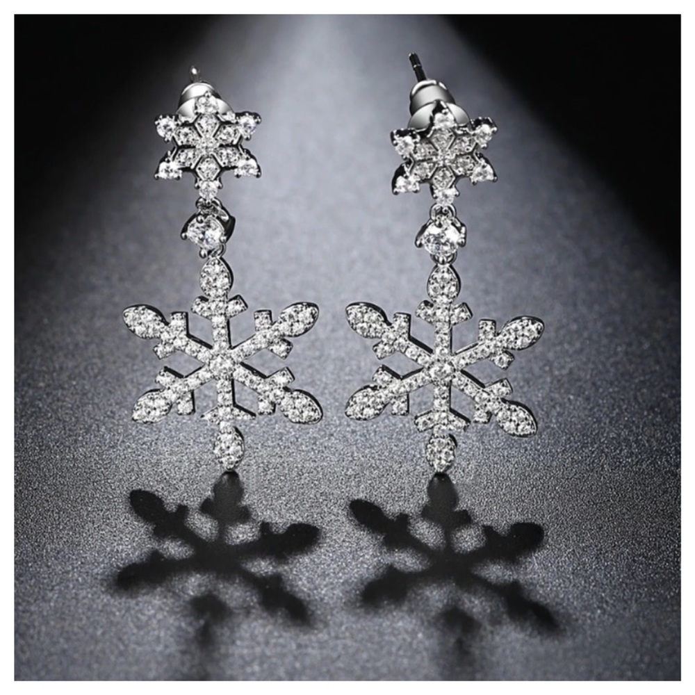 Swarovski Crystals Pave Set Snowflake Earring - Picture 4 of 4