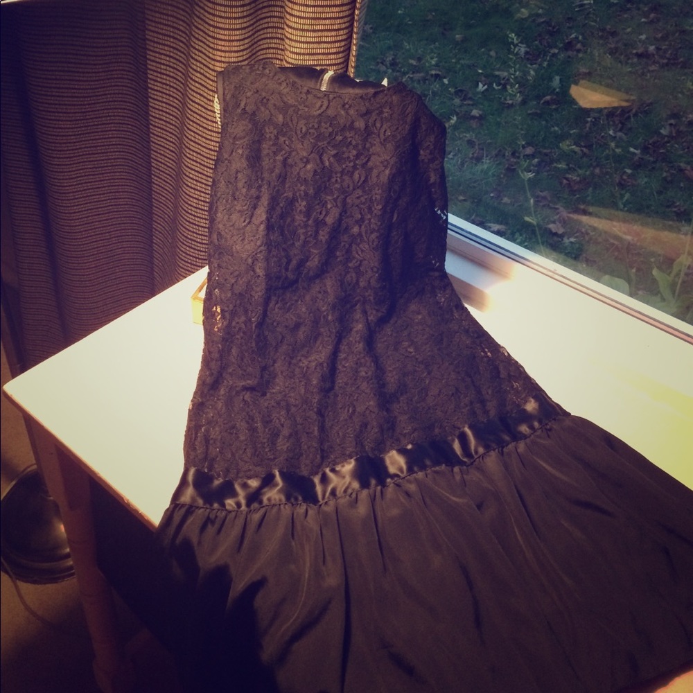 Sleeveless lace dress