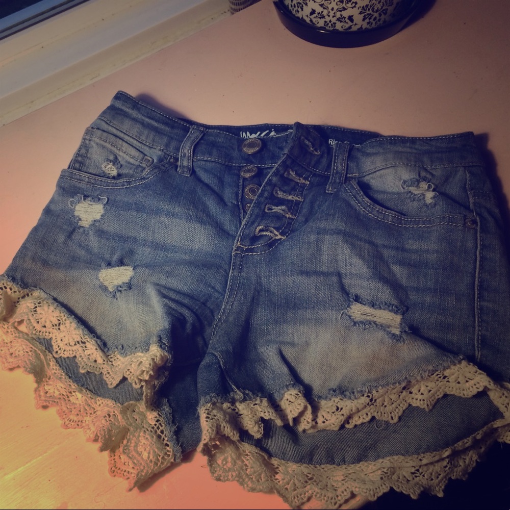 Distressed short