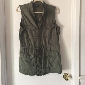 Olive green utility vest size M