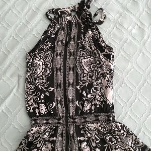 Women’s sleeveless next tie top