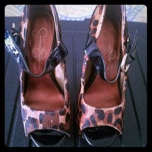 Peep toe leopard print pumps