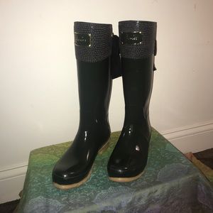 adorable green rain boots!