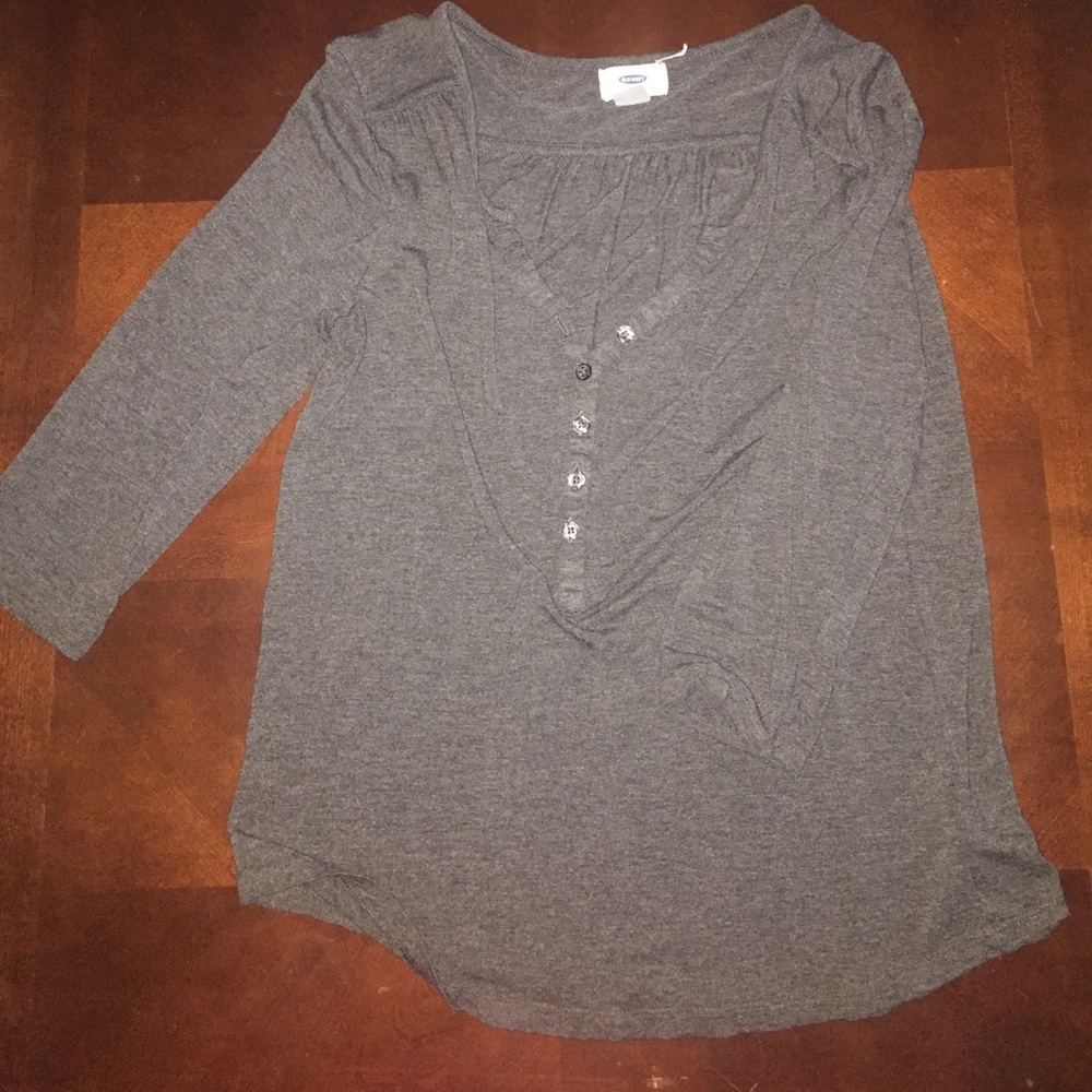 3/4" sleeved gray shirt