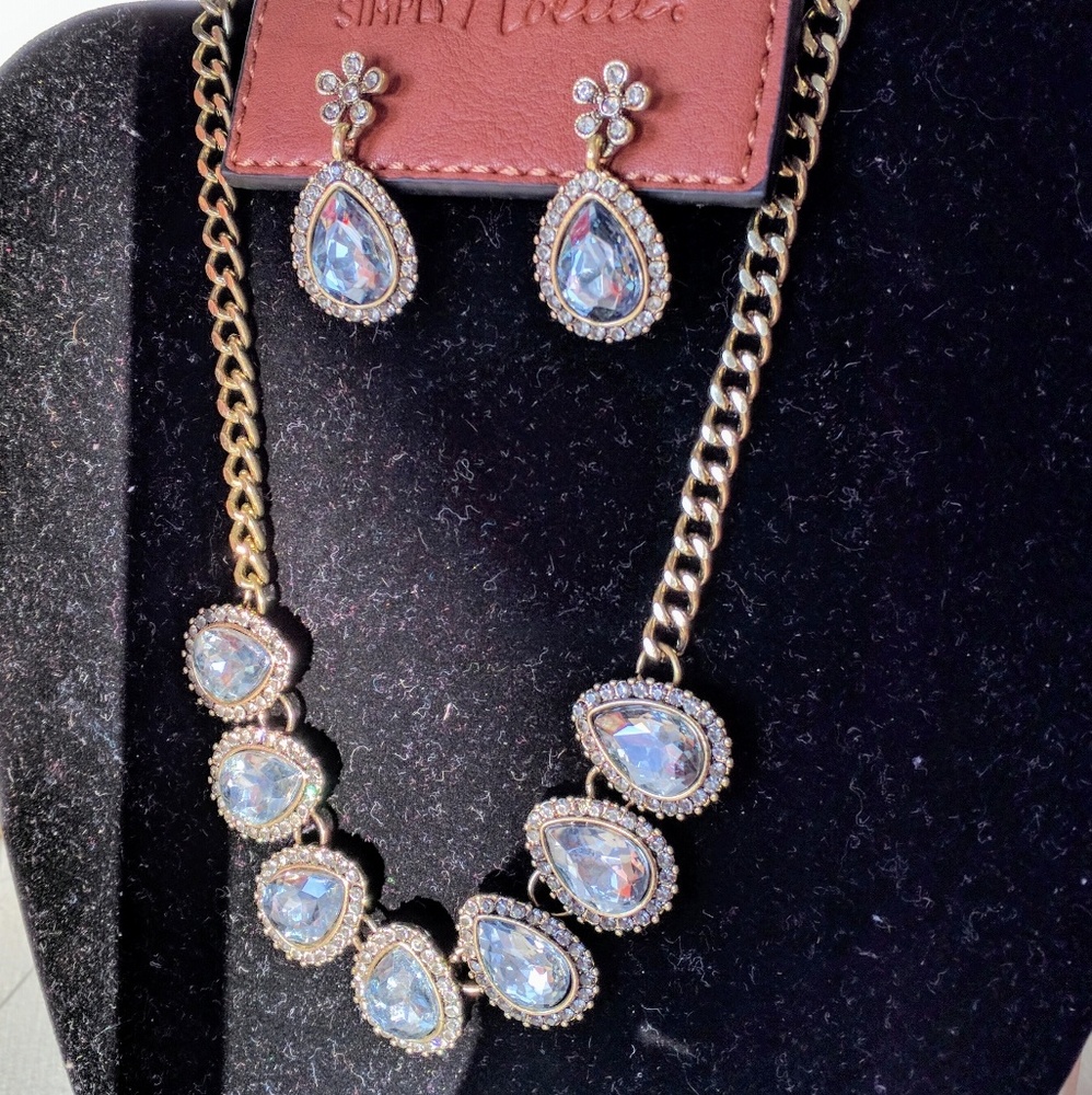 CLEARANCE- Teardrop Fashion Necklace and Earrings