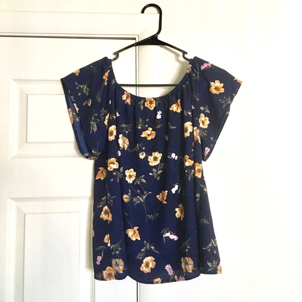 Francesca's Navy Floral Flowy Fashion Top