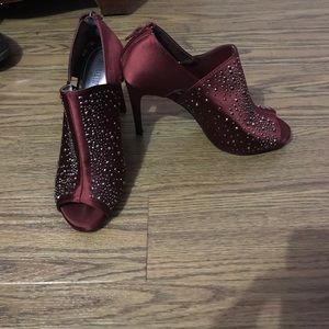 Jennifer Lopez red peep toe heels size 7