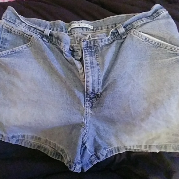 Tommy Hilfiger shorts not quite Bermuda - Picture 1 of 5