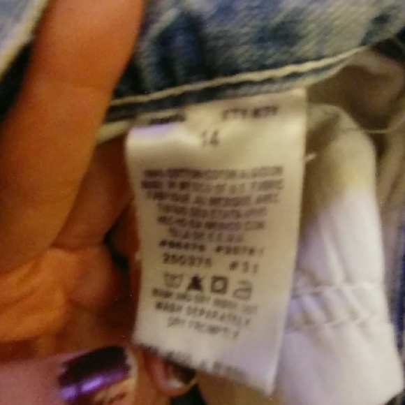 Tommy Hilfiger shorts not quite Bermuda - Picture 3 of 5