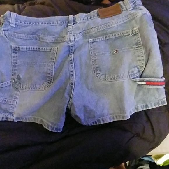 Tommy Hilfiger shorts not quite Bermuda - Picture 4 of 5