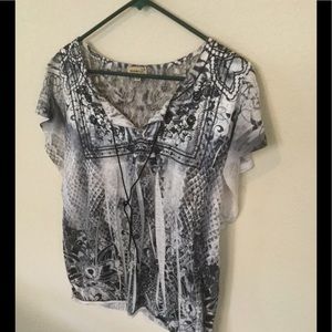 Flirty filmy comfy top!