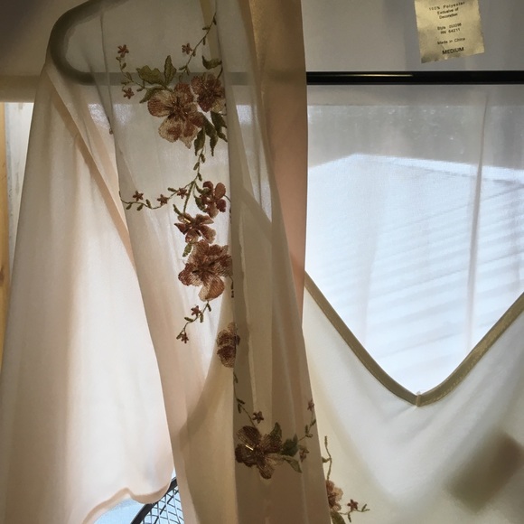 Lingerie with Robe. - Picture 5 of 6