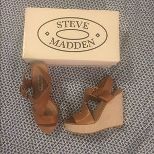 STEVE MADDEN tan and cream wedges