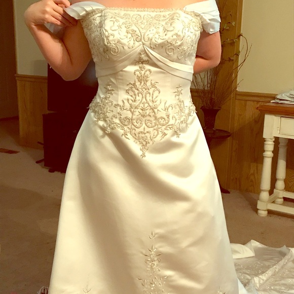Wedding dress - Picture 1 of 5