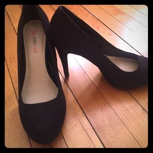 NEVER WORN BLACK SUEDE PUMPS. SIZE 7 1/2