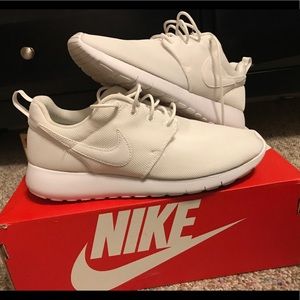 White nike roshe size 7 youth